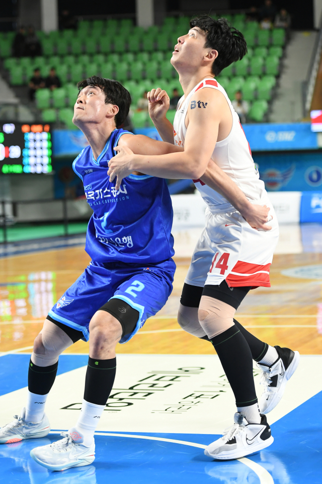 대구 한국가스공사의 차바위가 29일 대구실내체육관에서 열린 KBL 2023-2024시즌 서울 SK와의 홈 경기에 출전, SK 오재현의 레이업슛을 막으려 하고 있다. KBL 제공