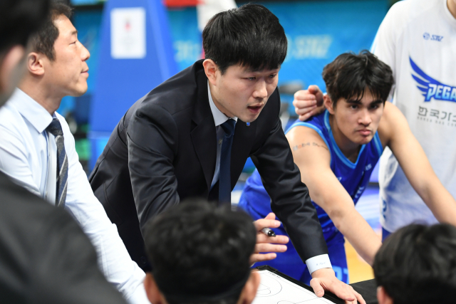 대구 한국가스공사의 신승민이 29일 대구실내체육관에서 열린 KBL 2023-2024시즌 서울 SK와의 홈 경기에 출전, 리바운드를 잡기 위해 SK의 최부경과 몸싸움을 벌이고 있다. KBL 제공