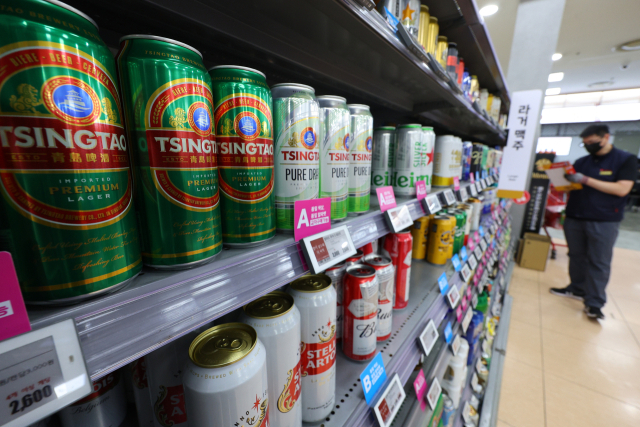 지난달 29일 오후 서울 시내의 한 대형마트 맥주 판매대 모습. 연합뉴스
