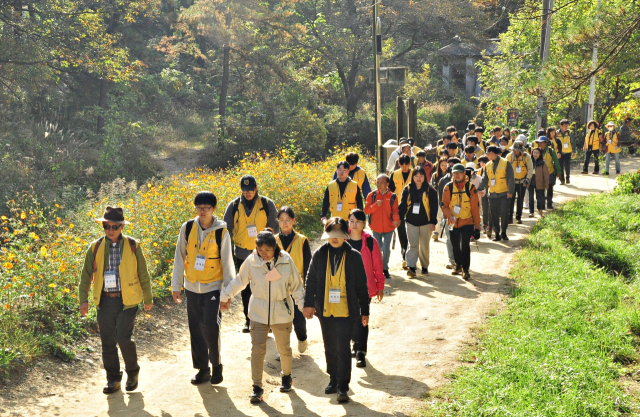 경일대 산악회가 최근 중증 장애인 11명과 팔공산 왕건길을 걷는 