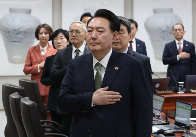 윤석열 대통령이 30일 서울 용산 대통령실 청사에서 열린 국무회의에서 국기에 경례하고 있다. 연합뉴스