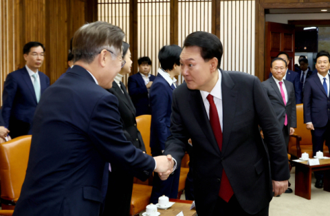 윤 대통령, 시정연설 앞서 이재명 대표와 환담…예산안 협치 물꼬 트나