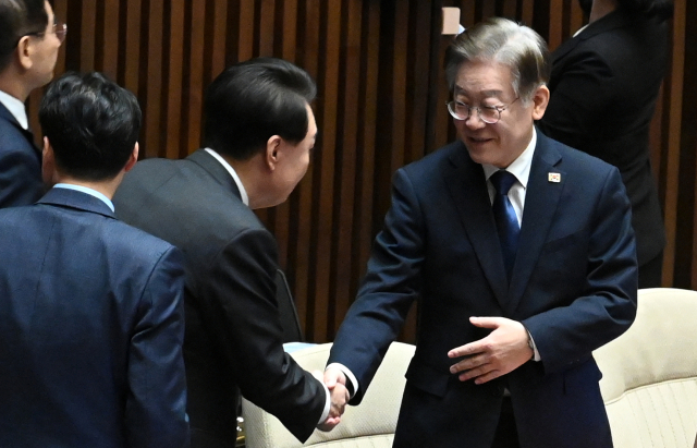 31일 오전 2024년도 예산안 및 기금운용계획안에 대한 시정연설을 위해 국회를 찾은 윤석열 대통령이 본회의장에 들어서며 더불어민주당 이재명 대표와 악수하고 있다. 연합뉴스