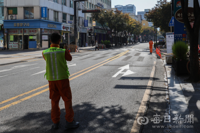 31일 오후 대구 중앙로 북편 구간에서 교통체계 개선 공사가 진행 중이다. 대구시 침체된 동성로 상권 활성화를 위해 대중교통전용지구 구간 중 대구역네거리~중앙네거리 450m 구간에 대해 1일부터 모든 차량의 통행을 허용한다. 우태욱 기자 woo@imaeil.com