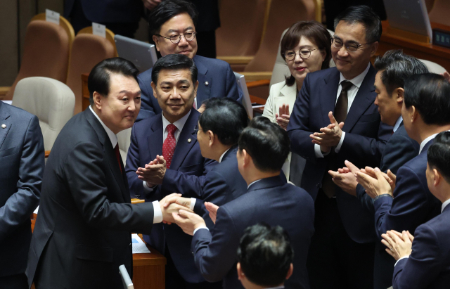 윤석열 대통령이 31일 국회 본회의에서 2024년도 예산안 및 기금운용계획안에 대해 시정연설을 마치고 국민의힘 의원들과 악수하고 있다. 연합뉴스