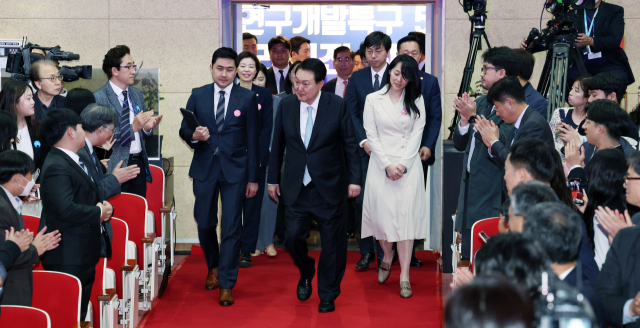 윤석열 대통령이 2일 대전시 유성구 한국표준과학연구원에서 열린 대덕연구개발특구 50주년 미래비전 선포식에 입장하며 참석자들에게 가볍게 목례를 하고 있다. 연합뉴스