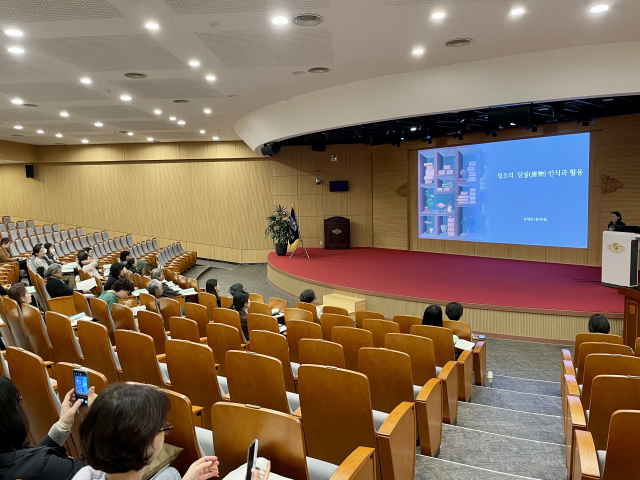 3일 열린 한국민화연구소 제15회 학술세미나에서 유재빈 홍익대 미술사학과 교수가 