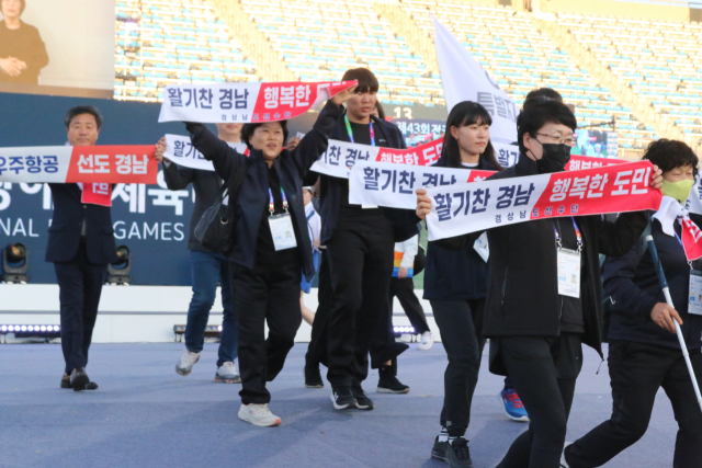 3일 전남 목포종합경기장에서 열린 제43회 전국장애인체육대회 개회식에서 경남선수단이 첫 번째로 입장하고 있다. [사진=경남도]