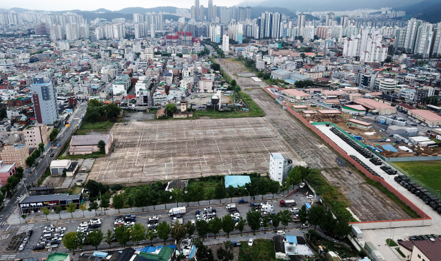 대구 남구 미군기지 캠프워커 반환부지(6만6천884㎡) 모습. 헬기장 부지(2만8천967㎡)에는 대구 대표도서관과 대구평화공원이, 동편 활주로 부지(3만7천917㎡)에는 3차 순환도로와 연결될 왕복 8차로 도로가 건설될 예정이다.