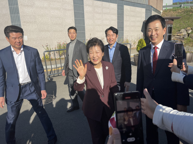 박근혜 전 대통령이 7일 오후 대구 달성군 유가읍 쌍계리 사저 앞에 모인 지지자들에게 인사를 하고 있다. 정욱진 기자.