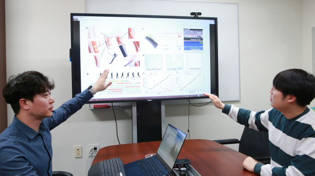 DGIST 로봇 및 기계전자공학과 이상훈(왼쪽) 교수와 박재우 석박사통합과정생이 연구 내용을 논의하고 있다. DGIST 제공.