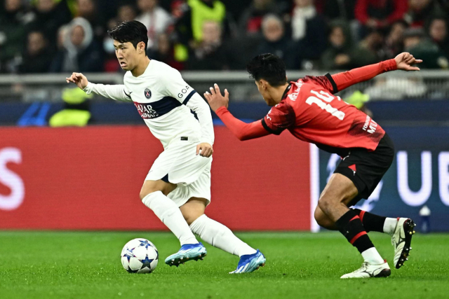 파리 생제르맹의 이강인이 8일 이탈리아 밀라노의 산시로에서 열린 유럽축구연맹(UEFA) 챔피언스리그(UCL) F조 4차전에 출격, AC밀란의 티자니 라인더르스를 제치며 들리블하고 있다. 연합뉴스