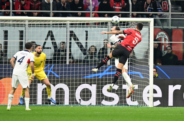 AC밀란의 올리비에 지루가 8일 이탈리아 밀라노의 산시로에서 열린 유럽축구연맹(UEFA) 챔피언스리그(UCL) F조 4차전 PSG와의 경기에 출격, 헤더로 역전 결승골을 성공시키고 있다. 연합뉴스