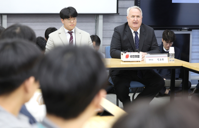 국민의힘 인요한 혁신위원장이 8일 대구 북구 경북대학교 글로벌플라자에서 열린 경북대 재학생 간담회에 참석해 모두발언 하고 있다. 연합뉴스