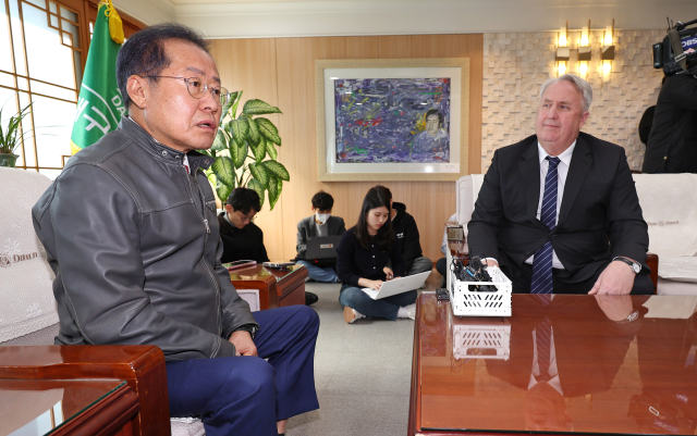 홍준표 대구시장과 국민의힘 인요한 혁신위원장이 8일 대구 북구 대구시청 산격청사에서 면담을 하고 있다. 연합뉴스