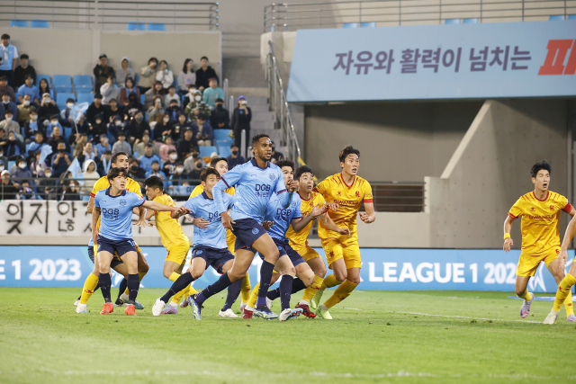 대구FC의 에드가(가운데). 제공권에 강점이 있고 연계 플레이도 좋다. 대구FC 제공