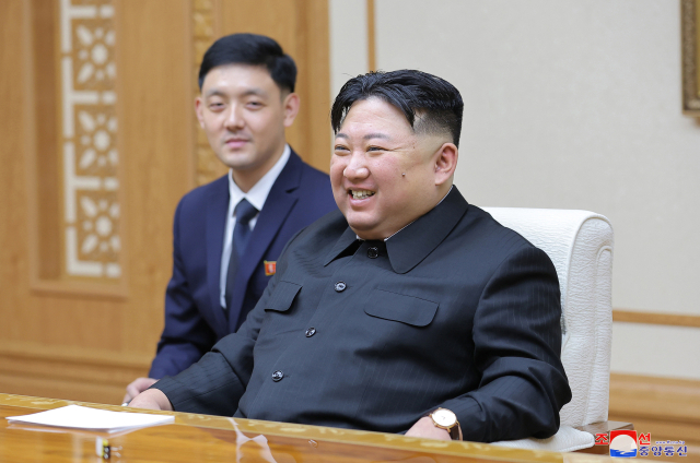 김정은 북한 국무위원장은 지난 10월 19일 당중앙위원회 본부청사에서 북한을 방문중인 세르게이 라브로프 러시아 외무장관을 접견한 자리에서 