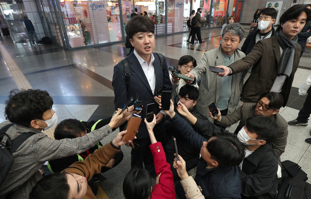 이준석 전 국민의힘 대표가 9일 동대구역에서 취재진의 질문에 답하고 있다. 연합뉴스