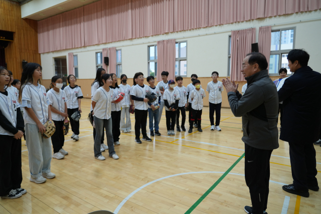 하윤수 부산시교육감이 10일 오전 연서초등학교에서 학생들과 함께 아침체인지 활동에 참여하고 있다. [사진=부산교육청]