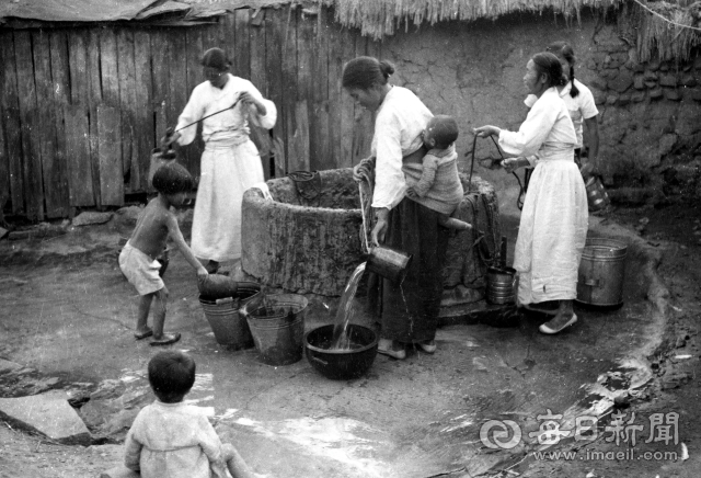 1960년대 대구 주택가 공동우물에서 아낙네들이 두레박으로 물을 긷고 있다. 강정상수도가 건설되기 전 대구 시민 절반 이상이 우물을 식수로 사용했다. 사진=매일아카이빙센터