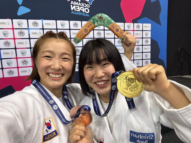 허미미(오른쪽)과 김지수 선수가 메달 획득 후 기뻐하고 있다. 경북체육회 제공