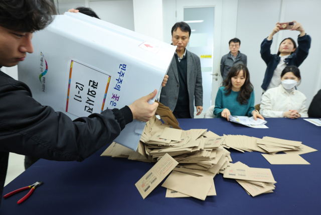 13일 오후 서울 종로구 서울특별시 선거관리위원회에서 열린 제22대 국회의원 선거 모의 개표에서 선관위 관계자들이 모의 투표용지를 분류하고 있다. 연합뉴스
