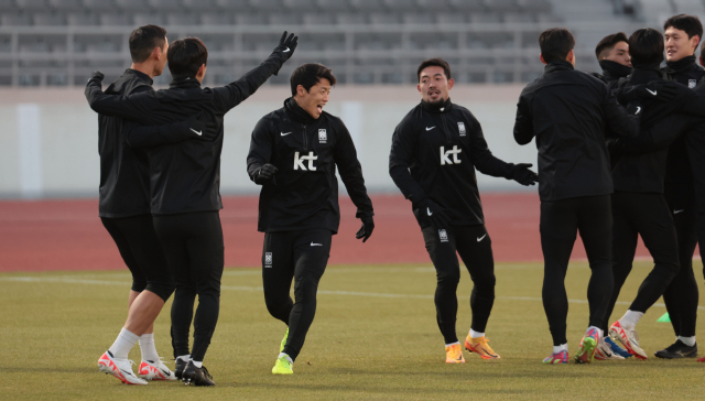 한국 축구대표팀 황희찬과 선수들이 지난 13일 서울 양천구 목동운동장에서 2026 국제축구연맹(FIFA) 북중미 월드컵 아시아 2차 예선 1차전 싱가포르와 경기를 앞두고 훈련을 하고 있다. 연합뉴스