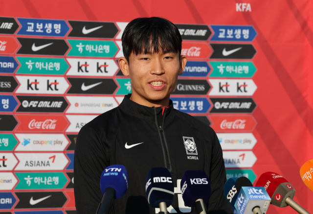 한국 축구대표팀 정우영이 14일 오후 서울 양천구 목동운동장에서 2026 국제축구연맹(FIFA) 복중미 월드컵 아시아 2차 예선 1차전 싱가포르와의 경기를 앞두고 열린 훈련 전 취재진과 인터뷰를 하고 있다. 연합뉴스