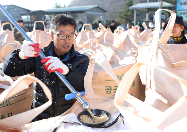 지난해 의성군이 진행한 공공비축미 매입 모습. 의성군 제공.