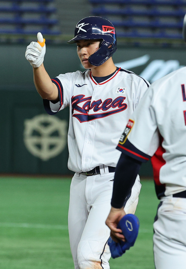 16일 일본 도쿄돔에서 열린 아시아프로야구챔피언십(APBC) 예선 1차전 대한민국과 호주의 경기. 8회말 2사 3루에서 김주원이 1타점 적시타를 친 뒤 세리머니를 하고 있다 . 연합뉴스