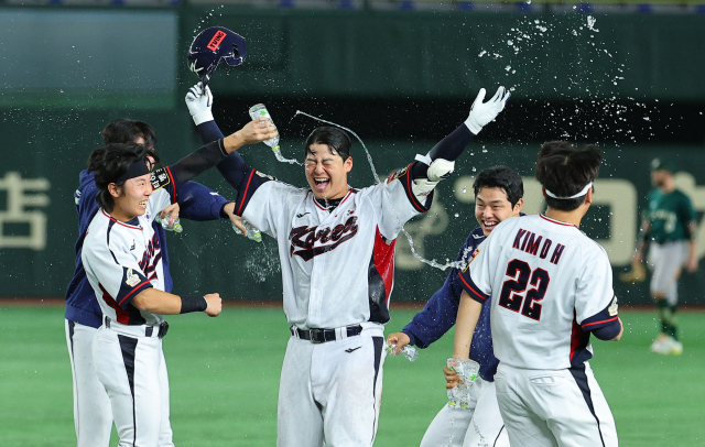 16일 일본 도쿄돔에서 열린 아시아프로야구챔피언십(APBC) 예선 1차전 대한민국과 호주의 경기. 10회말 무사 1, 2루에서 노시환이 끝내기 안타를 친 뒤 환호하고 있다. 연합뉴스