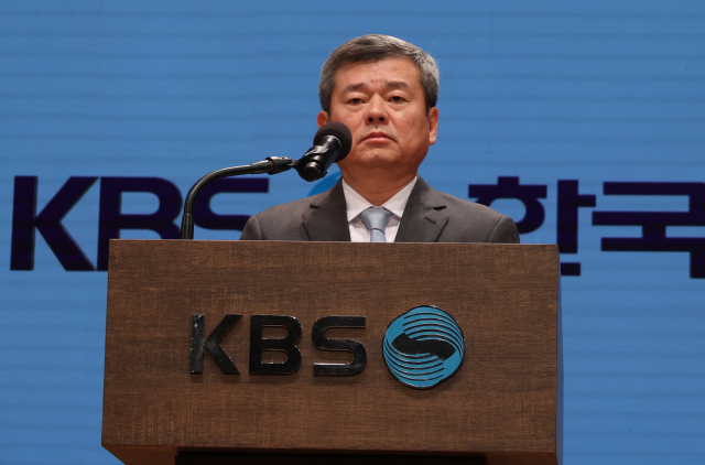 박민 KBS 사장이 14일 서울 여의도 KBS아트홀에서 열린 대국민 기자회견에서 사과문을 발표하고 있다. 연합뉴스