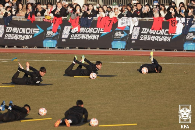 팬들 앞에서 오픈 트레이닝을 치르는 축구대표팀 선수들. 대한축구협회 제공