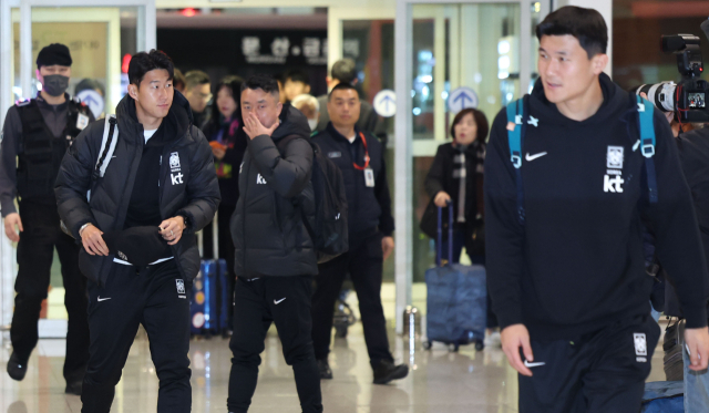 축구대표팀 손흥민과 김민재가 19일 오전 인천국제공항 제2터미널에 도착해 출국장에 들어서고 있다. 대표팀은 21일 중국 선전에 중국대표팀과 2026 북중미 월드컵 아시아지역 2차예선을 치른다. 연합뉴스