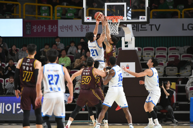 대구 한국가스공사 페가수스의 이대헌(21번)이 19일 창원에서 열린 프로농구 2023-2024시즌 창원 LG 세이커스와의 경기에 출전, 골밑슛을 시도하고 있다. KBL 제공