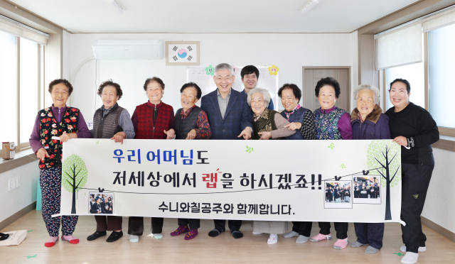 경북 칠곡군 배선봉(사진 중앙) 산동금속공업(주) 대표가 칠곡할매래퍼 그룹 