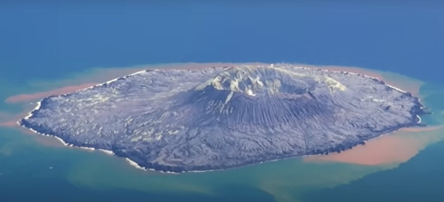 일본의 한 작은 퇴적암 섬이 지난 10년 새 해저 화산활동으로 약 14배 커진 것으로 전해졌다. 사진은 2013년 발견된 니시노시마. 아사히신문 유튜브 캡쳐
