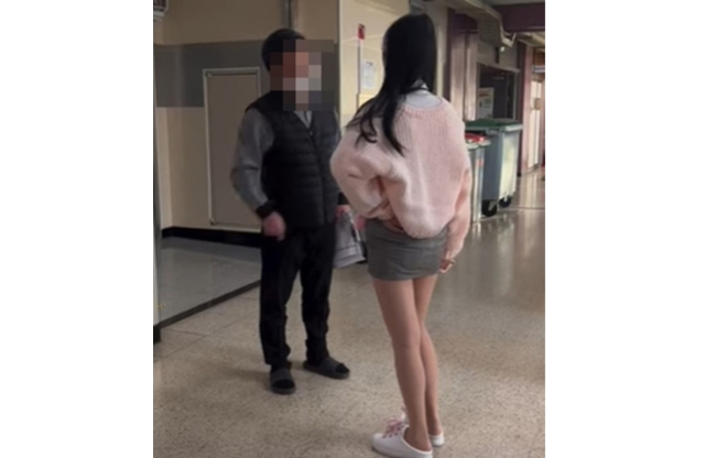 한 여학생이 중년 남교사와 다투는 모습이 담긴 영상이 공개돼 논란이 일고 있다. 유튜브 갈무리