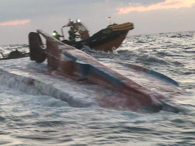 22일 오전 경주시 감포항 앞바다에서 발생한 어선 전복사고 실종자를 찾기 위해 포항해경 구조세력 등이 수색작업을 벌이고 있다. 포항해양경찰서 제공.