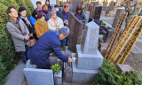 일본 도쿄 육사문학제 참가단들이 22일 조선 독립운동가들의 변호를 맡았던 조선 민중의 벗 후세 다쓰지 변호사가 잠들어 있는 상재사를 찾아 추념하고 있다. 일본 도쿄에서 엄재진 기자