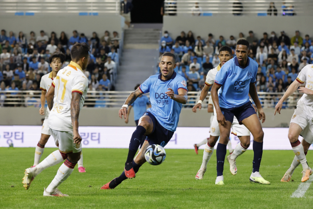 대구FC의 용병 바셀루스(가운데). 대구FC 제공