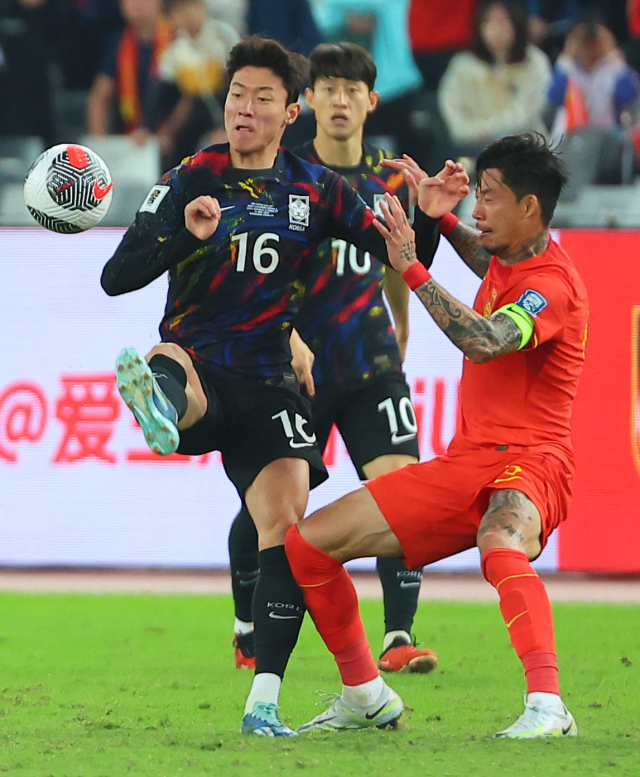 21일 중국 선전 유니버시아드 스포츠센터에서 열린 2026 북중미 월드컵 아시아 2차 예선 한국과 중국의 경기. 대표팀 황의조가 중국 장린펑과 볼경합을 벌이고 있다. 연합뉴스