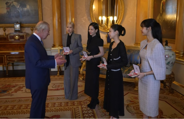 찰스 3세 영국 국왕으로부터 대영제국훈장을 수여받은 블랙핑크. 영국 왕실 채널(The Royal Family Channel) 유튜브