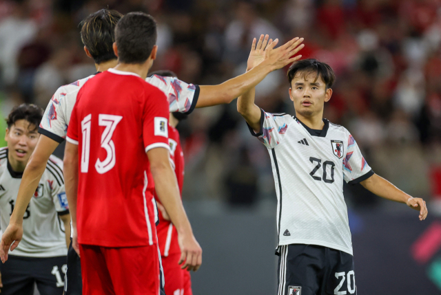 21일 사우디아라비아 제다의 압둘라 알 파이살 왕자 경기장에서 열린 2026년 FIFA 월드컵 예선에서 일본의 구보 다케후사(오른쪽)가 시리아와의 경기에서 득점한 뒤 동료들과 하이파이브를 하고 있다. 연합뉴스