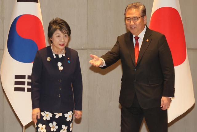 박진 외교부 장관(오른쪽)과 가미카와 요코 일본 외무상이 26일 오전 부산 해운대구 시그니엘부산에서 만나 양자 회담에 앞서 악수 한 뒤 자리로 향하고 있다. 연합뉴스