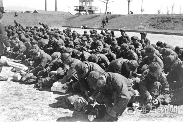 1962년 4월 10일 대구종합운동장(현 시민운동장)에서 국토건설단 편입 및 환영식을 가진 뒤 영주로 출발에 앞서 단원들이 단복으로 갈아 입고 있다. 매일아카이빙센터