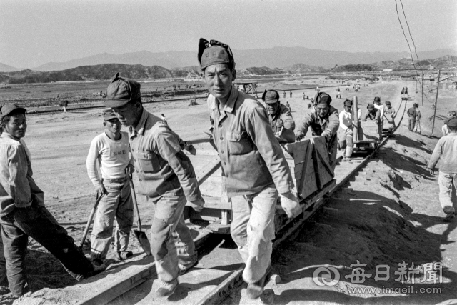1962년 10월 16일 국토건설단이 경북선 영주 철도기지 노반 공사 현장에서 광차(도록코)로 노반을 다질 흙을 운반하고 있다. 매일아카이빙센터