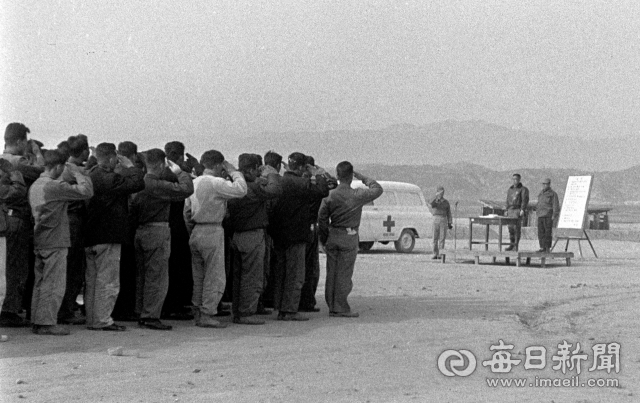 1962년 11월 30일 경북선 영주 철도기지 노반 공사 현장에서 국토건설단이 귀향에 앞서 해체식을 갖고 있다. 매일아카이빙센터