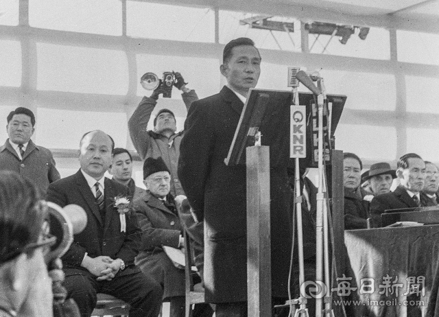 1966년 1월 27일 오후 박정희 대통령이 점촌역에서 열린 경북선 점촌~예천(28.9km) 구간 개통식에서 치사를 하고 있다. 매일아카이빙센터
