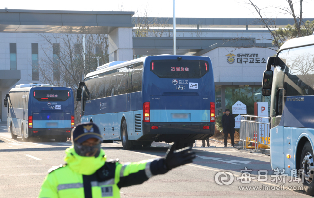 28일 오전 대구 달성군 하빈면 신축 대구교도소로 재소자들이 탑승한 법무부 버스가 들어가고 있다. 경찰과 교정당국 등은 이날 달성군 화원읍 천내리 대구교도소 재소자 2천여명을 버스 30대를 동원해 신축 대구교도소로 이송한다. 안성완 기자 asw0727@imaeil.com